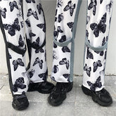 Übergroße Denimhose mit Schmetterlingsmuster
